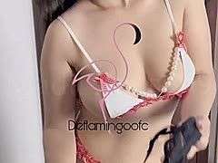 Asiagirl zieht sich vor der Webcam aus