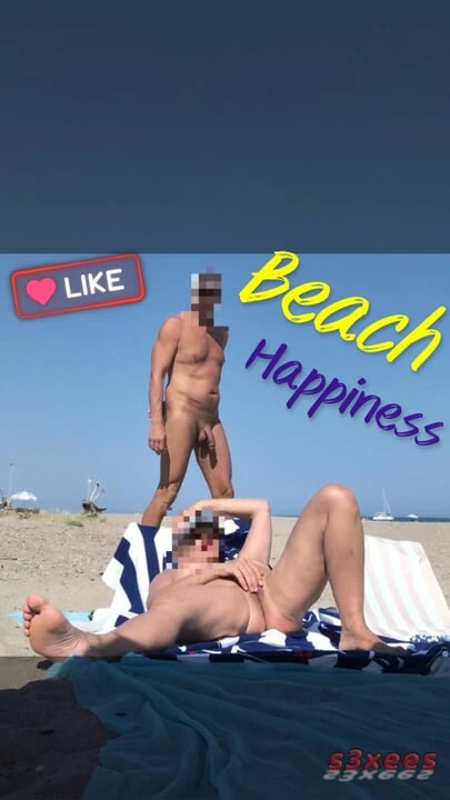 She masturbates her on the naturist beach in public with a voyeur who passes by