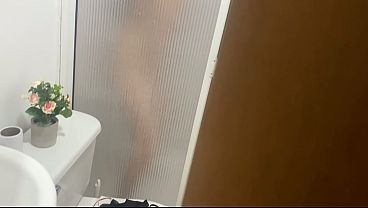 Descubro a mi madrastra jugando con su dildo en la ducha, aprovecho que está cachonda para entrar y follarla duro