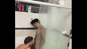 MORADOR DE RUA SO QUERIA UM BANHO , MAS ACABOU COMENDO O CU DO NOVINHO NO CHUVEIRO