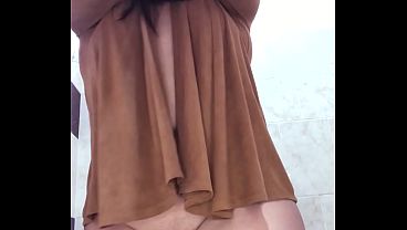 Sexy y calinte ama de casa se da una ducha con tetas enormes y culo grande
