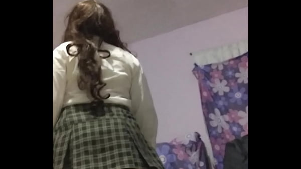 Grabo escondidas COMO ORINA CON FALDA una TEEN LATINA después de la UNI ¡Camara oculta virtual sexo casero Upskirt (part2)