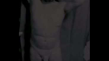 Pria paruh baya bertubuh gemuk sedang mandi, tampil apa adanya.